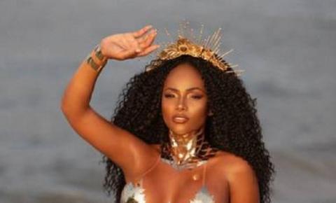 Seminua, candidata se desequilibra e cai durante concurso Rainha do Carnaval; vídeo