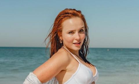 Curtindo a praia, atriz aposta em fio-dental pequeno demais e deixa os fãs chocados com seu shape 