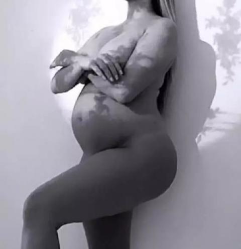 Grávida de 7 meses, modelo pega fãs de surpresa ao divulgar foto completamente nua
